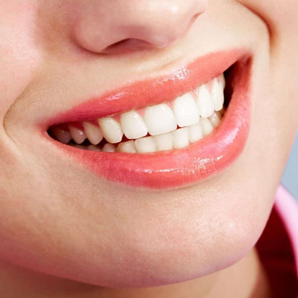¿Cómo es el mantenimiento diario con Invisalign? : Invisalign deben usarse durante 20 a 22 horas cada día. Deben retirarse solo al comer, cepillarse los dientes o beber bebidas calientes como té o café.