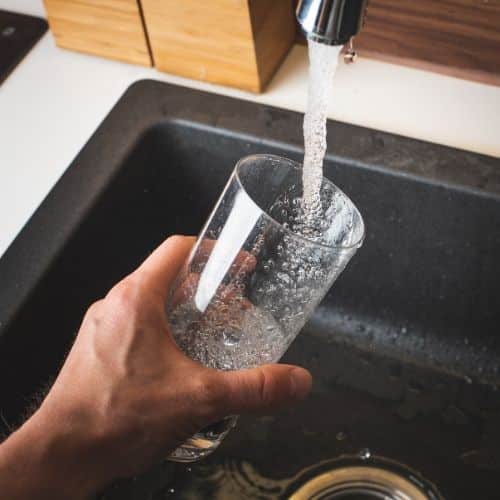 beber agua para la boca seca