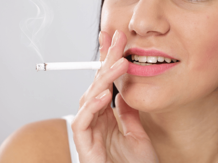El tabaco amarillea los dientes. Soluciones para cambio de color de dientes por el tabaco. CEM Calderas Clínicas Dentales en Alcorcón