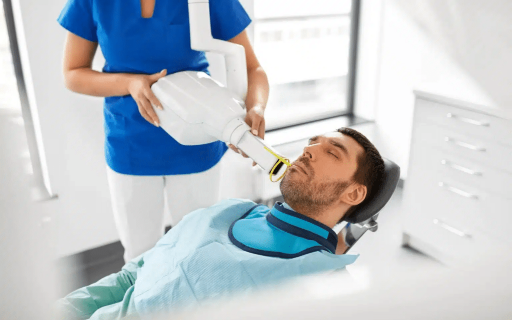 Anestesia local y sedación consciente durante el procedimiento de implante dental