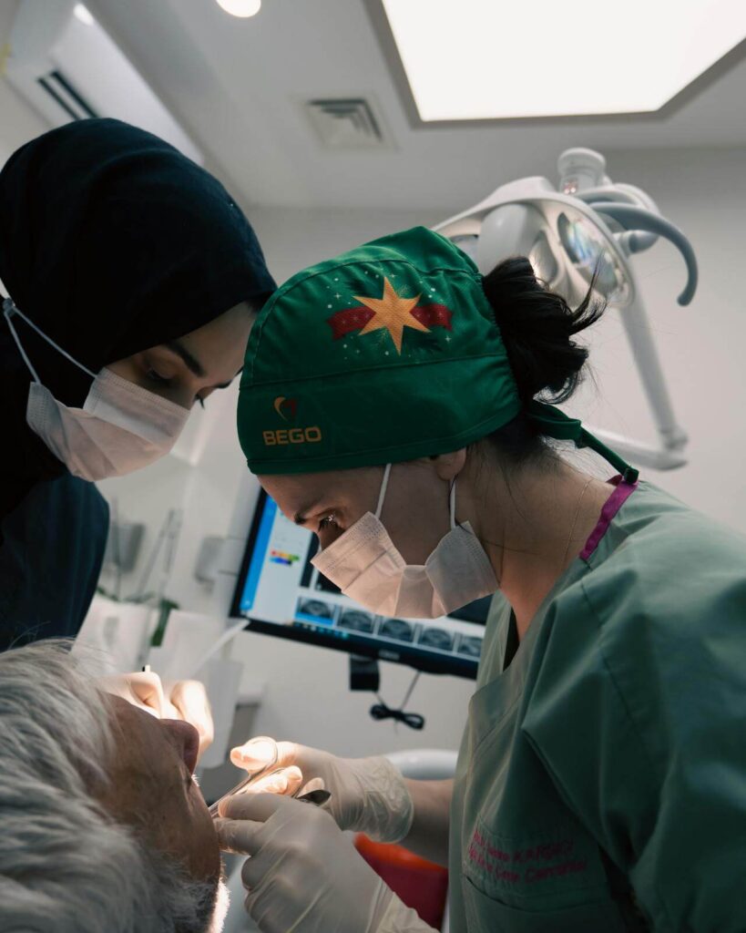 Equipo médico realizando implante dental con medidas de seguridad