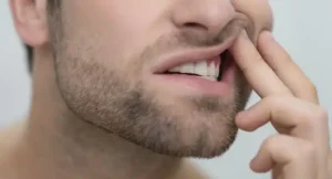 Síntomas de Rechazo en Implante Dental: Actúa a Tiempo. ¿Cómo saber si tu implante dental está siendo rechazado? Si te has sometido a un implante dental, es normal preocuparse por su correcta integración. Aunque es poco frecuente y puede aparecer de forma gradual, reconocer los síntomas de rechazo de un implante dental a tiempo es clave para evitar complicaciones. En CEM Valderas, te explicamos las señales de alerta, cuánto tarda en manifestarse y qué hacer si sospechas de un problema. CEM Valderas Mejor Clínica Dental Sur Madrid Alcorcón